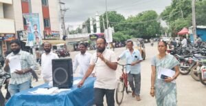 Mahabubabad : సర్ ఓటు నమోదులో ఓటర్లందరూ పాల్గొనాలంటూ తోపుడు బండిపై సిపిఐ 33 వ వార్డు కౌన్సిలర్ ఫ్లోర్ లీడర్ బి అజయ్ సారధి రెడ్డి ఫారాలతో ప్రజల్ని చైతన్య పరుస్తూ పట్టణంలో వినూత్న ప్రచారం పౌరులందరూ ఓటు నమోదు చేసుకోండి బి అజయ్ సారధి రెడ్డి పిలుపు 