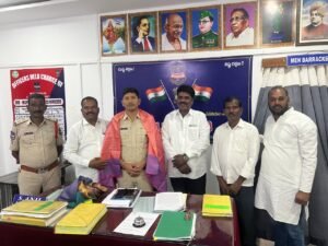 బిక్నూర్ ఎస్సైని కలిసిన అంతంపల్లి గ్రామస్తులు