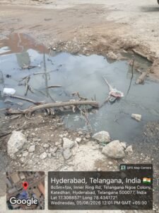ఓల్డ్ కర్నూల్ రోడ్డులో తెరిచి ఉన్న మ్యాన్‌హోల్‌లు.. ప్రాణాలకు ముప్పు భారీ వర్షంలో ప్యాసింజర్ ఆటో, లారీ ఇరుక్కొన్న ఘటనలు – పలువురికి గాయాలు –  వెంటనే మూతలు ఏర్పాటు చేయాలని స్థానికుల డిమాండ్