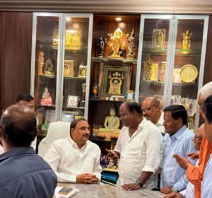 Rangareddy : ఎమ్మెల్యే ను కలిసి స్థానిక సమస్యలను వివరించిన బలరామ్ యాదవ్