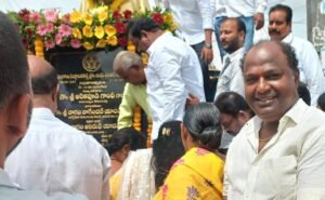 Rangareddy: జయశంకర్ సార్  విగ్రహానికి పూలమాలలతో ఘన నివాళులర్పించిన బలరాం యాదవ్