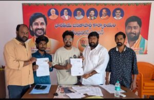 35 రోజులుగా ఎస్‌ఐఆర్ సేవలు.. బీఎల్‌వోలను కలిసిన పసుపుల సందీప్ ముదిరాజ్