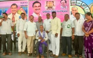 సిద్దిపేట గొల్లభామ చీరలకు అంతర్జాతీయ ఖ్యాతి  చేనేత కార్మికులకు బీఆర్‌ఎస్‌ ప్రభుత్వ హయాంలో విస్తృతంగా ప్రోత్సాహం: నేతల వెల్లడి
