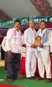 చేనేత రంగ అభివృద్ధికి సమిష్టిగా కృషి చేయాలి వనస్థలిపురంలో చేనేత సహకార సంఘాల అభినందన సభలో కొంకతి ఆంజనేయులకు ఘన సన్మానం