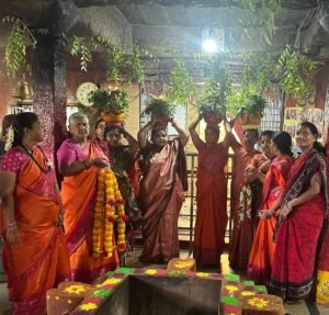 దుర్గమ్మ తల్లికి భక్తిశ్రద్ధలతో బోనాలు సమర్పించిన ఉమారెడ్డి రాంభాగ్‌ దుర్గామాత మందిరంలో ఘనంగా బోనాల వేడుకలు