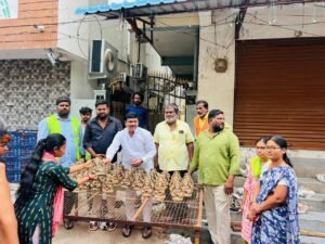 కాలుష్య నివారణకు మట్టి వినాయక విగ్రహాల పంపిణీ