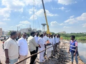భక్తులకు ఇబ్బందులు కలగకుండా నిమజ్జన ఏర్పాట్లు చేయాలి పల్లె చెరువు, పత్తికుంట చెరువులను పరిశీలించిన బీఆర్ఎస్ నాయకులు