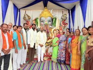 ఆదర్శ కాలనీలో భక్తిశ్రద్ధలతో గణపతి నవరాత్రి ఉత్సవాలు అన్న ప్రసాద వితరణలో పాల్గొన్న టీపీసీసీ కార్యదర్శి పర్వతాల రాజేందర్