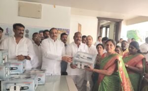 Rangareddy: అంగన్వాడీ టీచర్లకు ప్రెషర్ కుక్కర్ల పంపిణీ చేసిన అరెకపూడి గాంధీ, రాగం నాగేందర్ యాదవ్