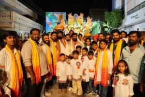 ₹2.01 లక్షలకు లడ్డూను దక్కించుకున్న ఫ్రెండ్స్ గ్రూప్