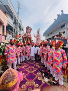 పోటీపడి లడ్డూలను కైవసం చేసుకున్న భక్తులు: రూ. 5 లక్షలకు రవి కిషోర్, రూ. 1 లక్షకు సోమ సందీప్