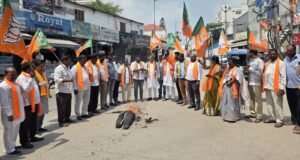 హిందూ దేవుళ్లపై సీఎం రేవంత్ అనుచిత వ్యాఖ్యలు: ఉప్పర్‌పల్లిలో బీజేపీ తీవ్ర నిరసన.. సీఎం దిష్టిబొమ్మ దహనం