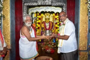 భద్రకాళి అమ్మవారిని దర్శించుకున్న: ఎంపీ వద్దిరాజు రవిచంద్ర