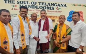 చేనేత కార్పొరేషన్ చైర్మన్ దూడం వెంకటరమణకు రాపోలు వీర మోహన్ అభినందనలు