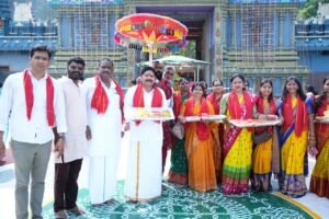 కనకదుర్గమ్మకు 10 చేనేత పట్టు చీరలు సమర్పించిన పద్మశాలి సంఘాల నాయకులు