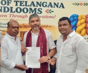 చేనేత కార్పొరేషన్ చైర్మన్ దూడం వెంకటరమణకు రాపోలు వీర మోహన్ అభినందనలు