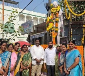Rangareddy: మహాత్మా గాంధీ విగ్రహానికి ఘన నివాళులర్పించిన ఉప్పలపాటి శ్రీకాంత్