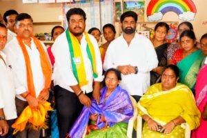 అంగన్వాడీ టీచర్ల సేవలకు ఘన సన్మానం సేవా సంకల్ప్ అభియాన్‌లో భాగంగా మహిళా మోర్చా ఆధ్వర్యంలో కార్యక్రమం