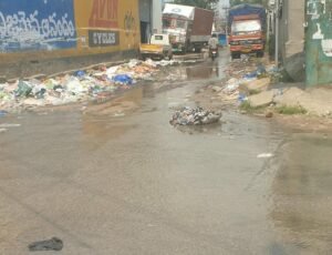 ప్రధాన రోడ్డుపై డ్రైనేజీ మురుగు.. పట్టించుకోని అధికారులు! గణేష్ నగర్–భావన ఋషి కాలనీ మార్గంలో దుర్భర పరిస్థితులు