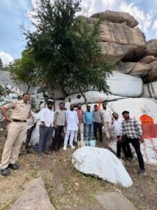 “ఆలయ పవిత్రతే మన బాధ్యత.. పరిశుభ్రతకు గ్రామస్తుల శ్రీకారం”