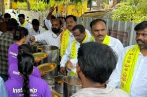 Rangareddy:  ఆర్యవైశ్య సంఘం ఆధ్వర్యంలో దిగ్విజయంగా నిర్వహించిన అన్న వితరణ కార్యక్రమం