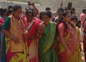 Rangareddy: స్వర్గీయ రాగం సుజాత యాదవ్ చిత్రపటానికి పూలమాలలతో నివాళులర్పించిన సజాత గౌడ్