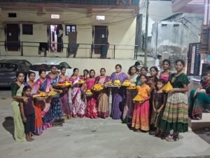 తెలంగాణ సంస్కృతి సంప్రదాయాలను చాటిన ఆదర్శ కాలనీ ఎంగిలిపూల బతుకమ్మ సంబరాలు  -రంగురంగుల పూలతో బతుకమ్మల పేర్పు.. ఆటపాటలతో మహిళల సందడి