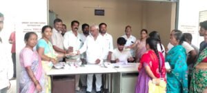పద్మశాలిపురంలో డిజిటల్ రేషన్ కార్డుల పంపిణీ అర్హులైన ప్రతి కుటుంబానికి సంక్షేమ పథకాలు అందించడమే ప్రభుత్వ లక్ష్యం