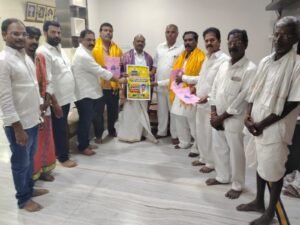 ఎమ్మెల్యే ప్రకాష్ గౌడ్, మాజీ కార్పొరేటర్ ప్రేమ్ దాస్ గౌడ్‌లకు ఆహ్వాన పత్రాలు అందజేసిన ఆలయ కమిటీ నిర్వాహకులు