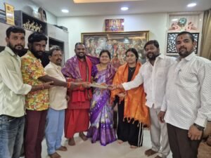 అమ్మవారి చీర వేలం పాటలో దక్కించుకున్న సంకూరి జయప్రకాష్–పావని దంపతులు అమ్మవారి చీర కోసం రూ.42,000 చెల్లింపు