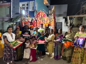 భక్తిశ్రద్ధలతో ముగిసిన దేవీ నవరాత్రి ఉత్సవాలు.. అమ్మవారి చీరల వేలంలో మహిళలకు అదృష్టం!  – పల్లె చెరువులో అమ్మవారి నిమజ్జనం.. భక్తి, సంప్రదాయం, ఐకమత్యానికి ప్రతీకగా ఉత్సవాలు