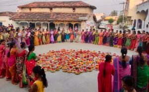Kamareddy: చుక్కాపూర్‌లో అంగరంగ వైభవంగా మొదటి రోజు బతుకమ్మ సంబరాలు